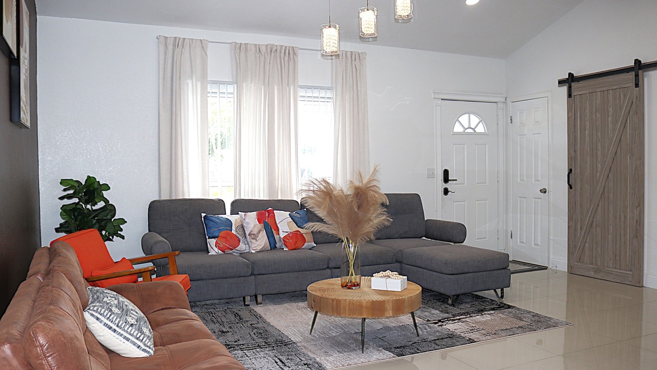Photo of Livingroom in Bearss Plaza