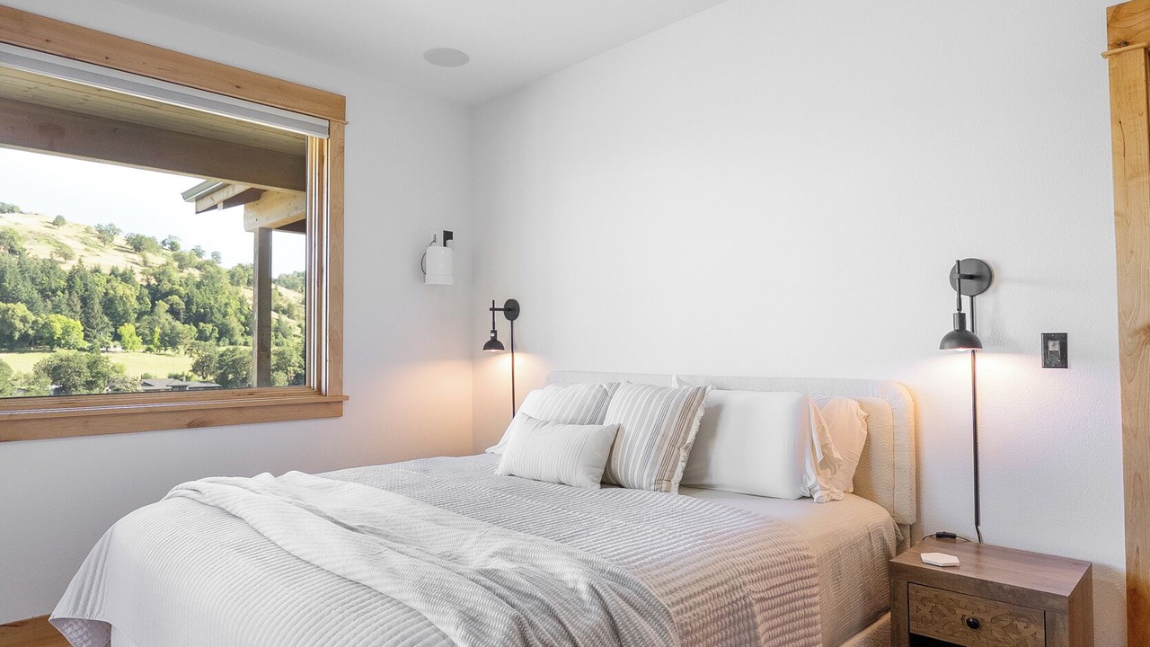 Photo of Bedroom in Roseburg