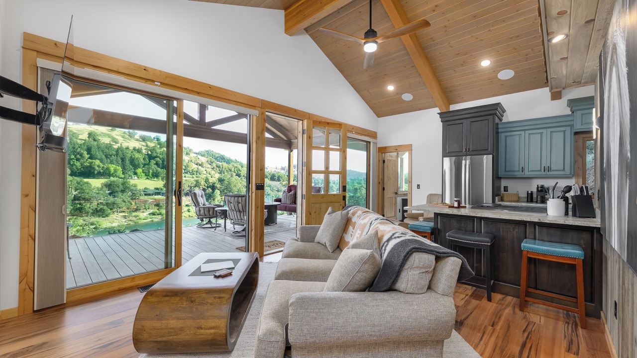 Photo of Livingroom in Roseburg