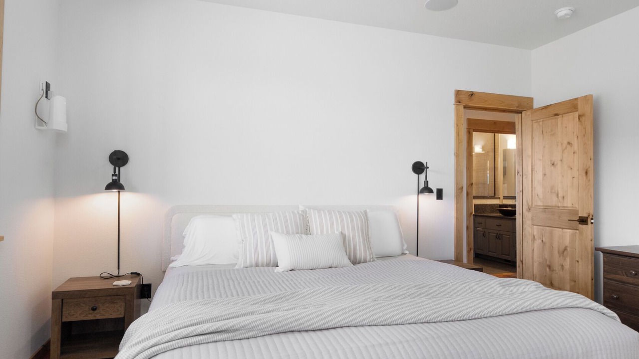 Photo of Bedroom in Roseburg