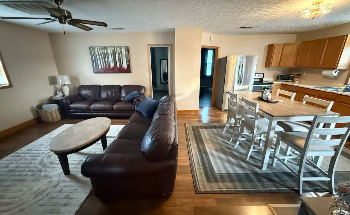 Photo of Livingroom in Grove City