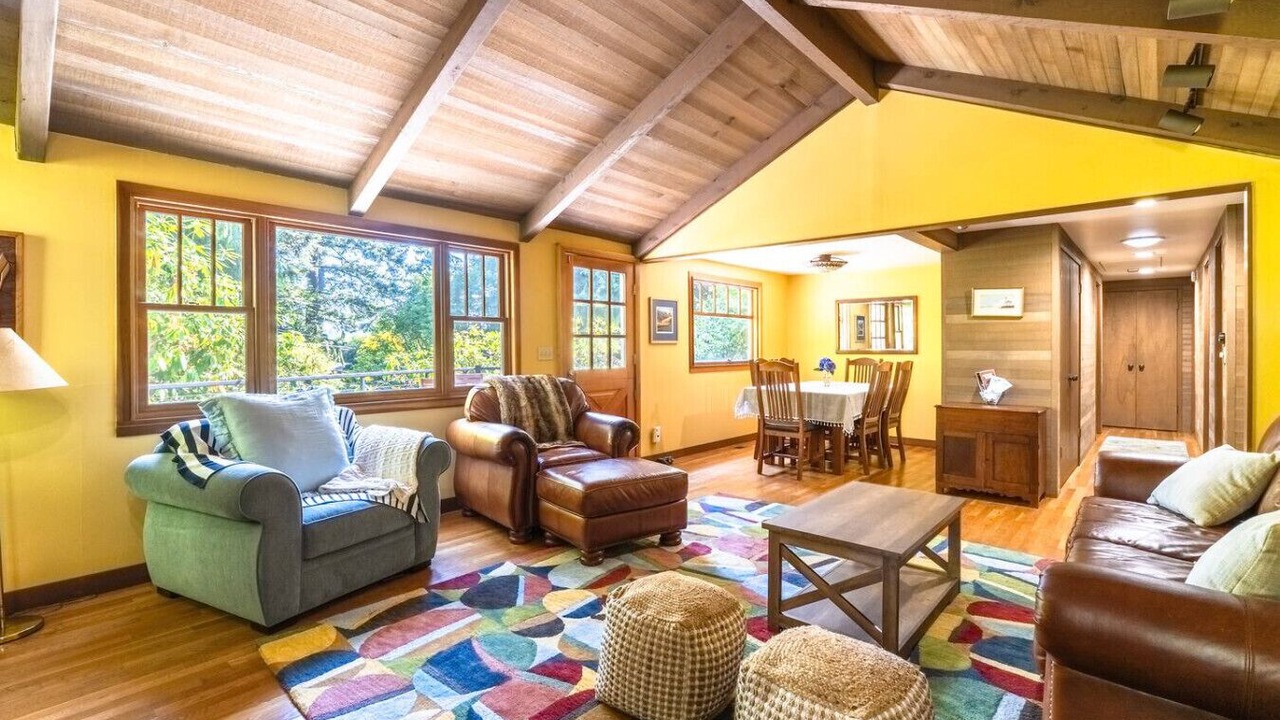 Photo of Livingroom in Rollingbay