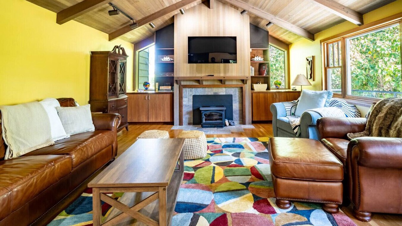 Photo of Livingroom in Rollingbay