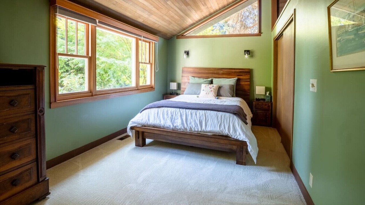 Photo of Bedroom in Rollingbay