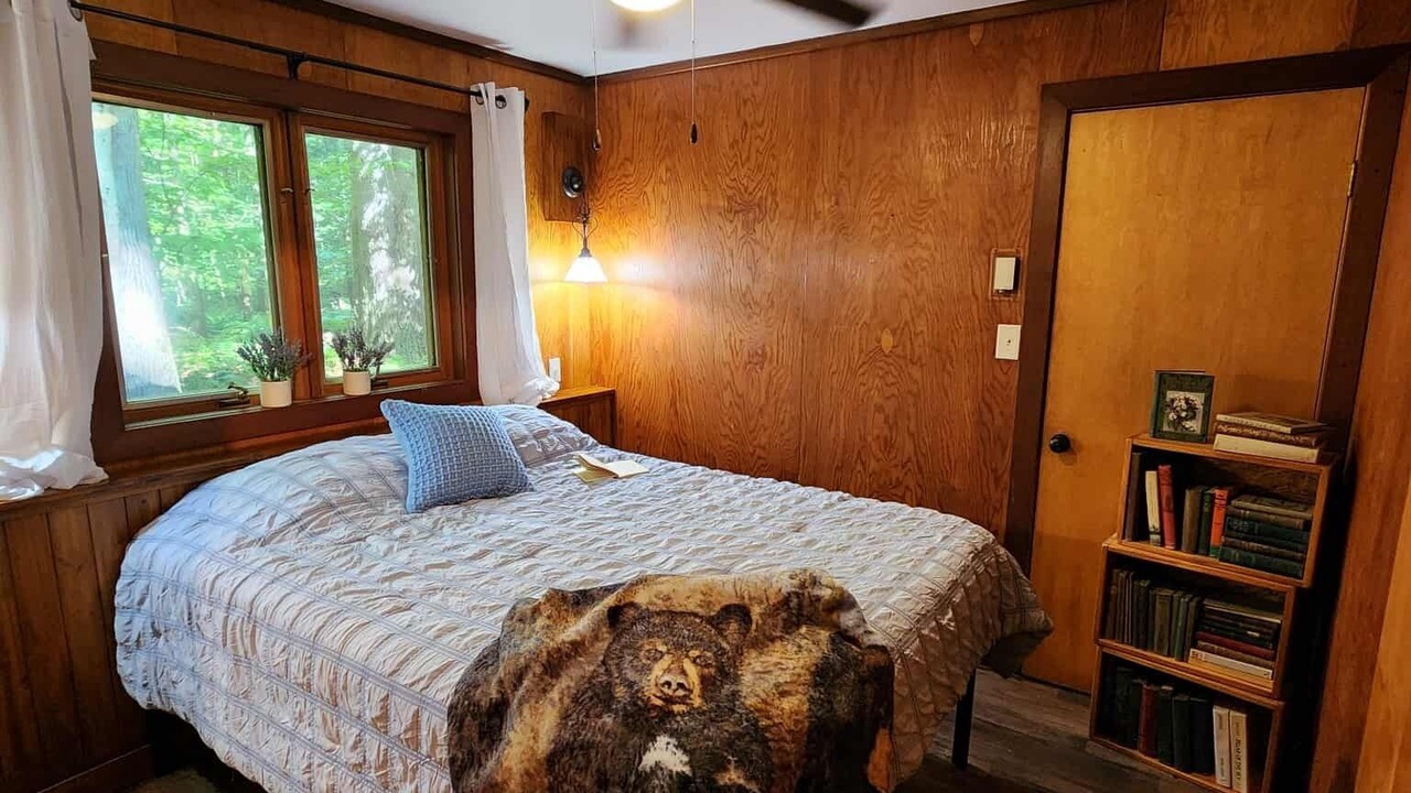 Photo of Bedroom in Town of Amboy