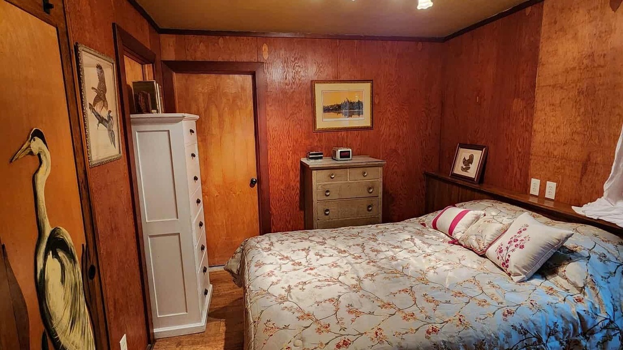 Photo of Bedroom in Town of Amboy