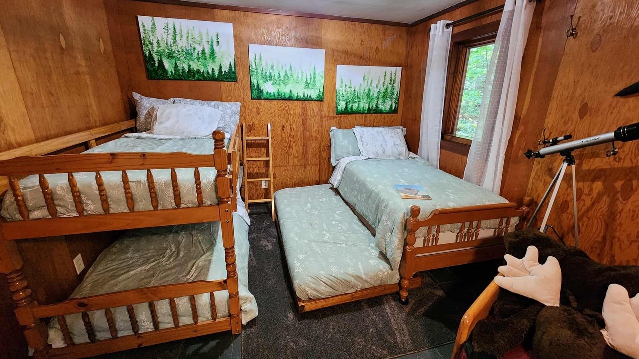 Photo of Bedroom in Town of Amboy