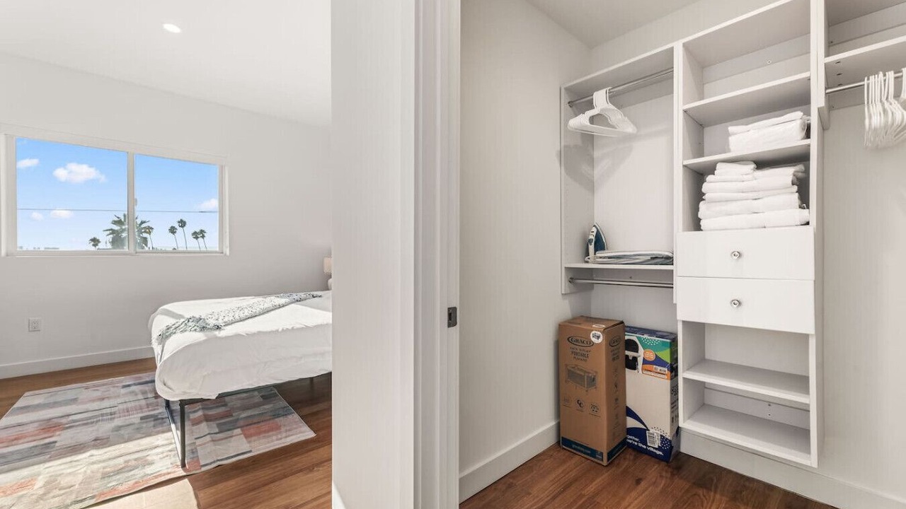 Photo of Bedroom in Wilshire Center