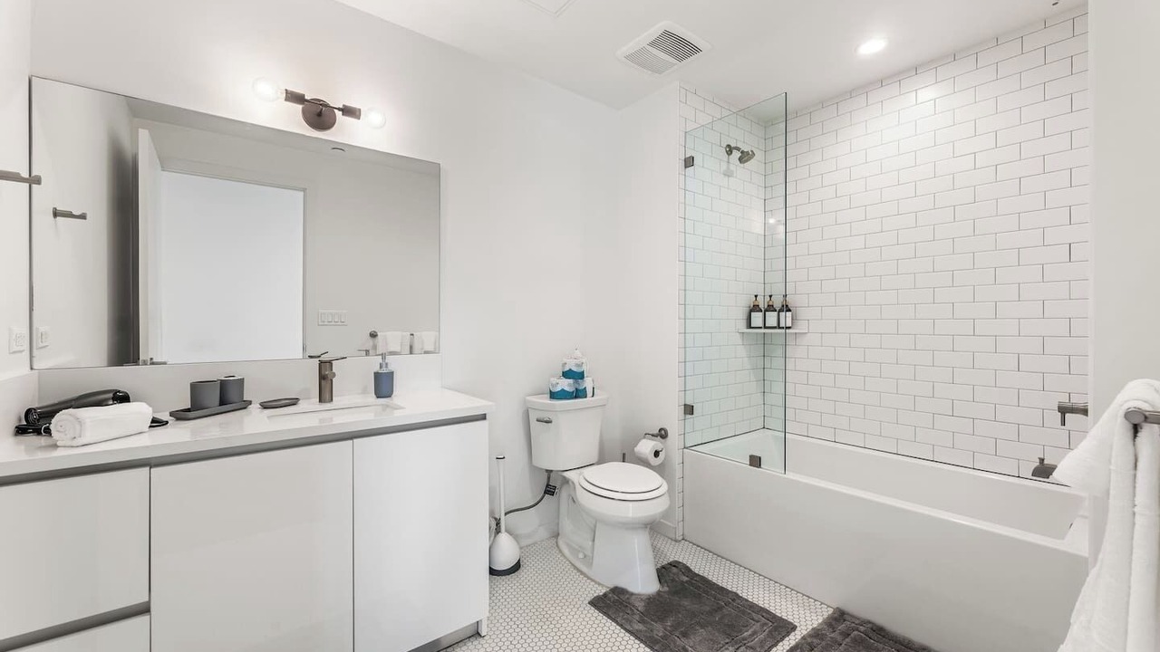Photo of Bathroom in Wilshire Center
