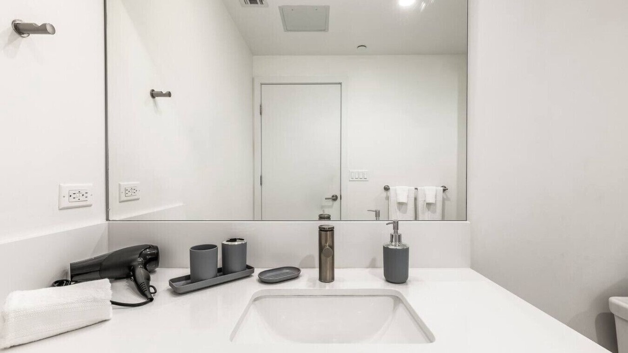 Photo of Bathroom in Wilshire Center