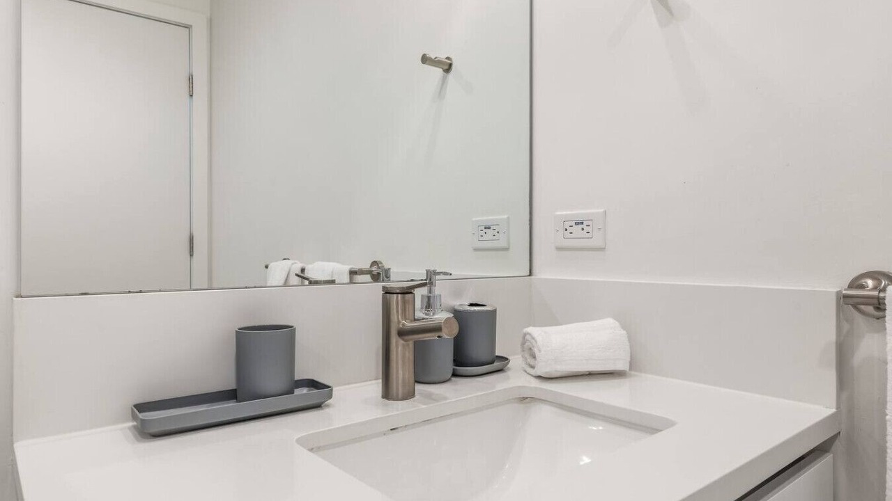 Photo of Bathroom in Wilshire Center