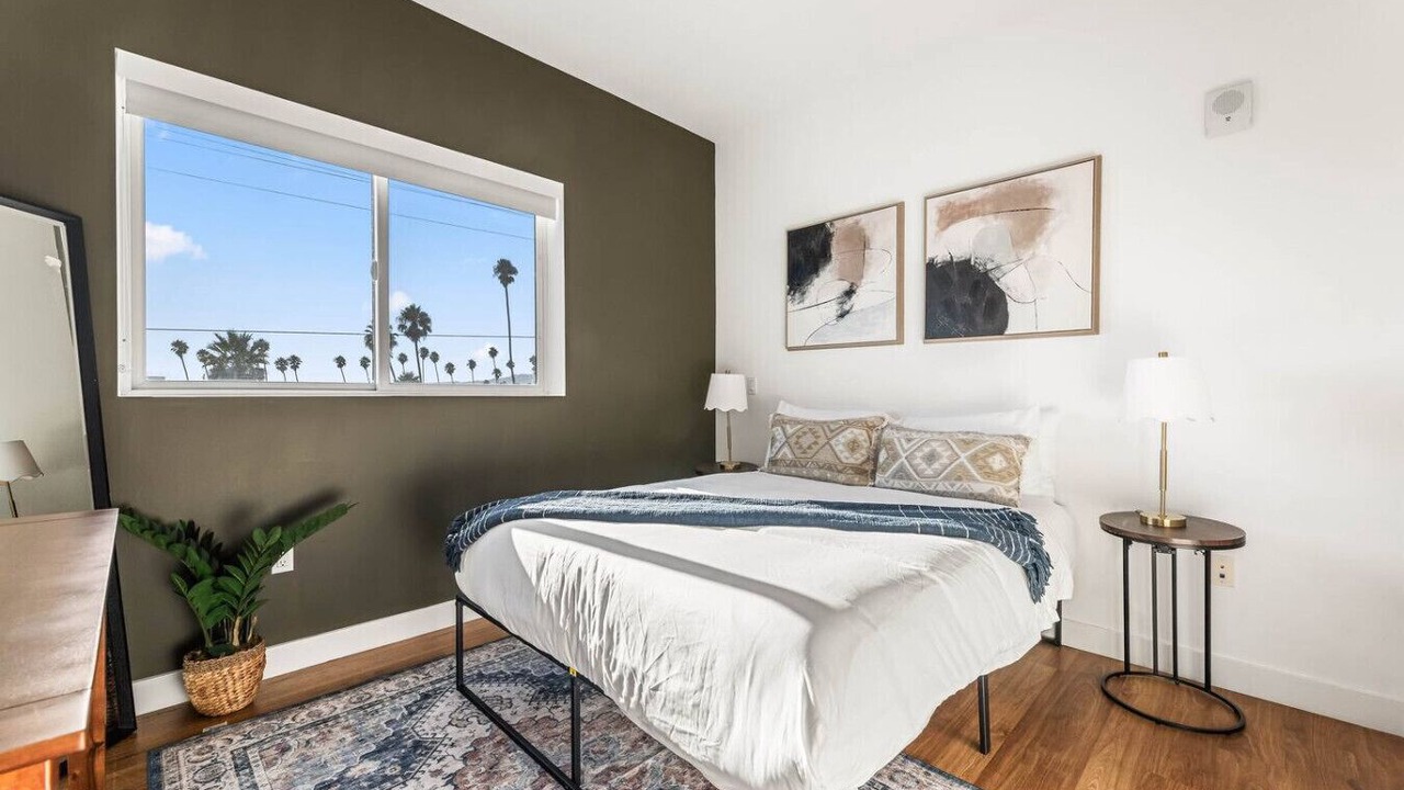 Photo of Bedroom in Wilshire Center