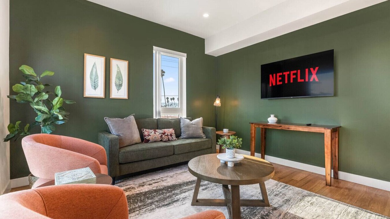Photo of Livingroom in Wilshire Center