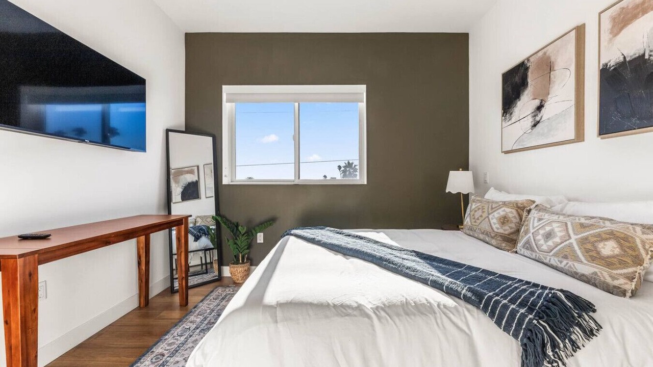Photo of Bedroom in Wilshire Center
