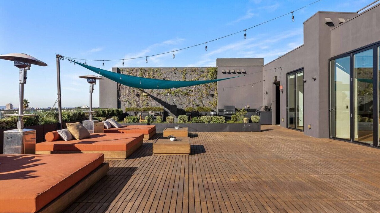 Photo of Patio Balcony in Wilshire Center