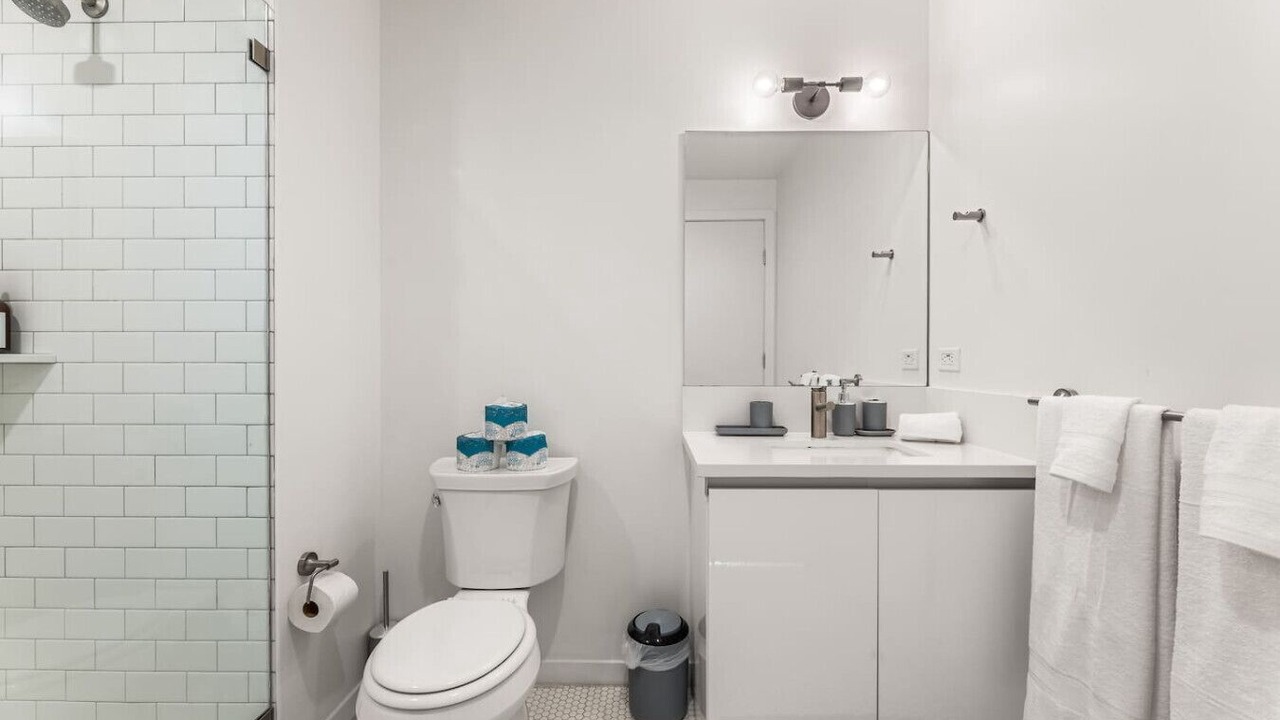 Photo of Bathroom in Wilshire Center