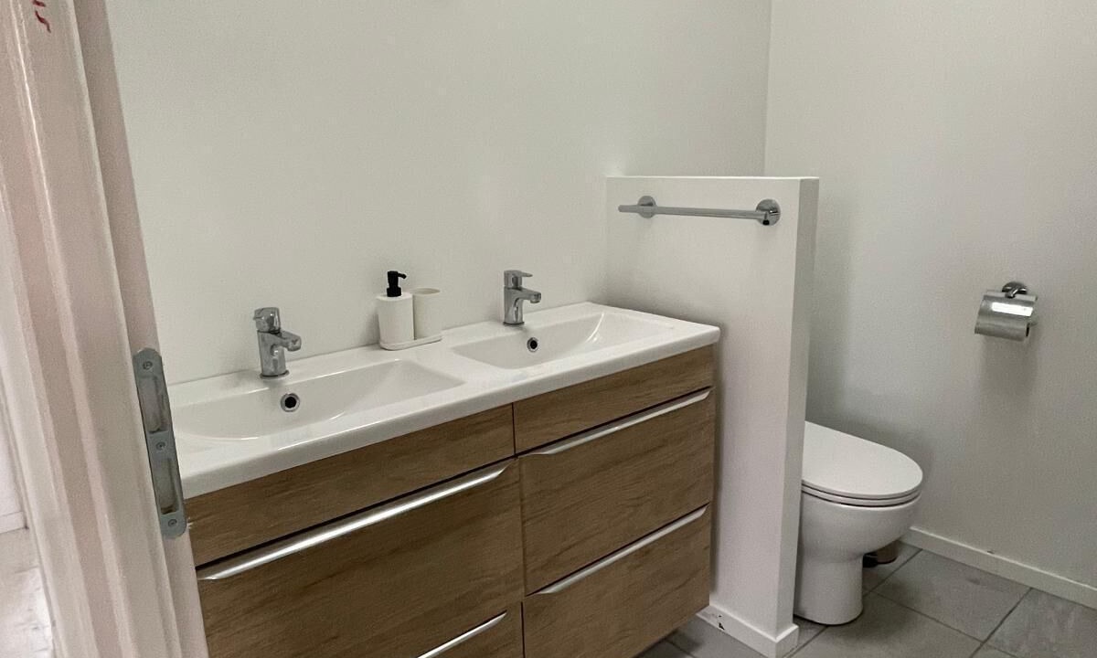 Photo of Bathroom in Carbon-Blanc