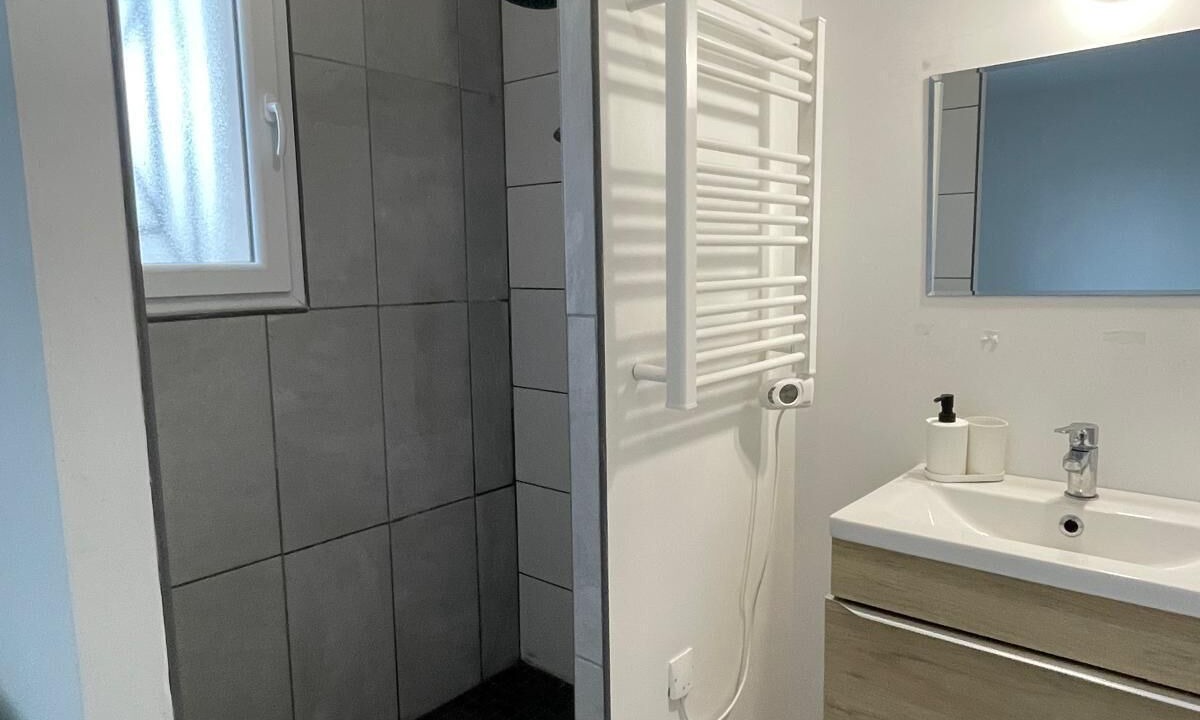 Photo of Bathroom in Carbon-Blanc