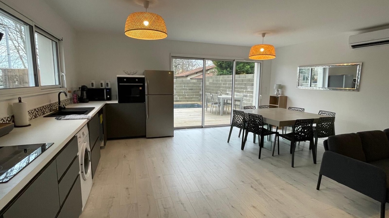 Photo of Kitchen in Carbon-Blanc