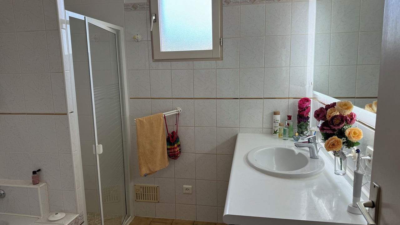 Photo of Bathroom in Saint Alban Auriolles