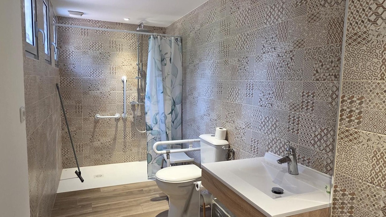 Photo of Bathroom in Louchy-Montfand