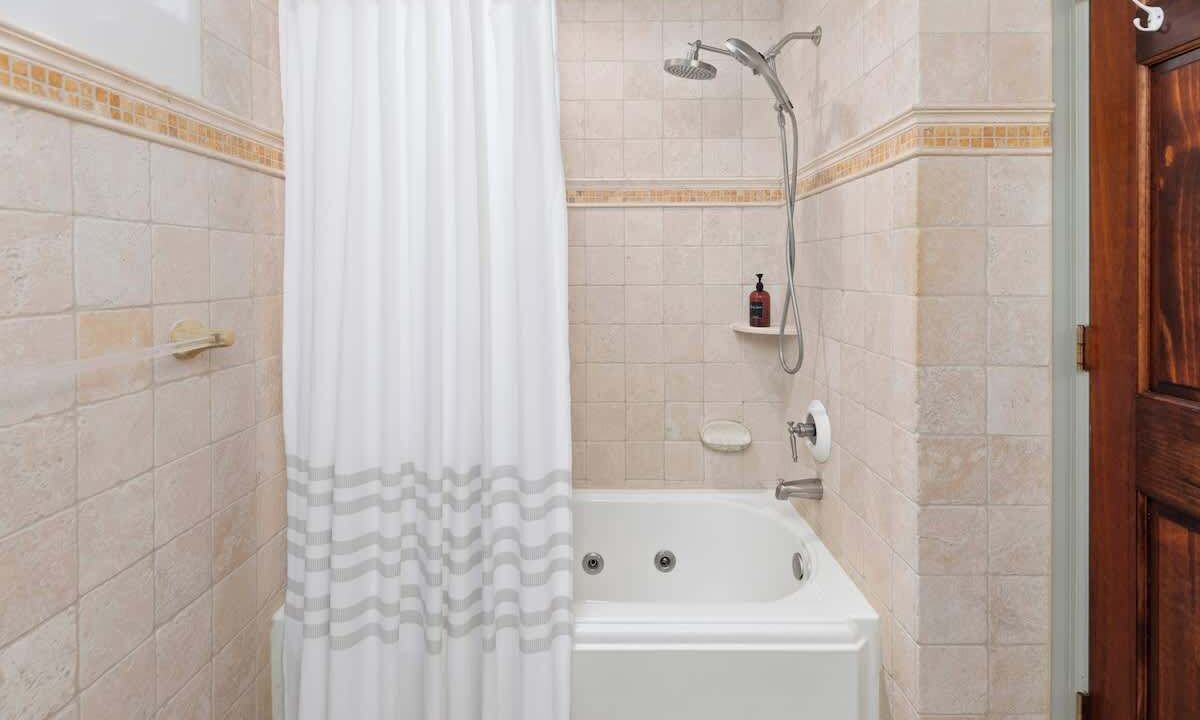 Photo of Bathroom in Admiral Estates