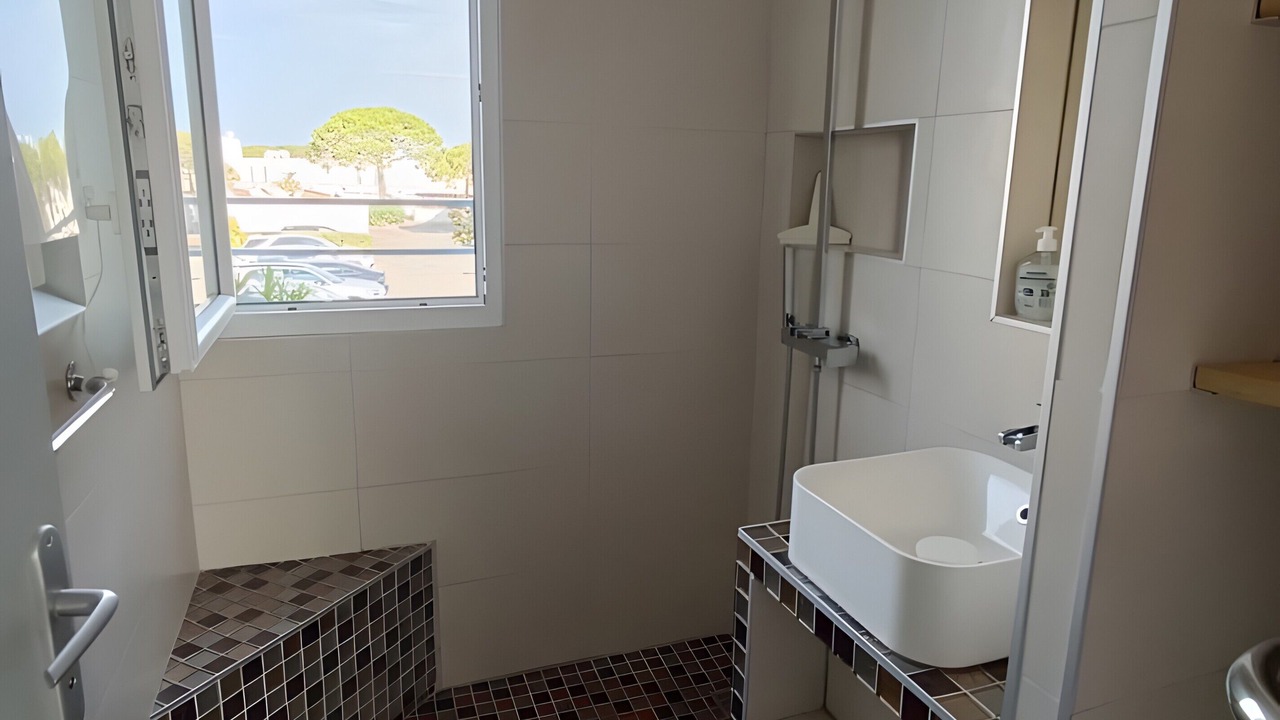 Photo of Bathroom in Le Grau-Du-Roi