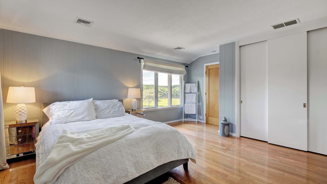 Photo of Bedroom in Lakeville