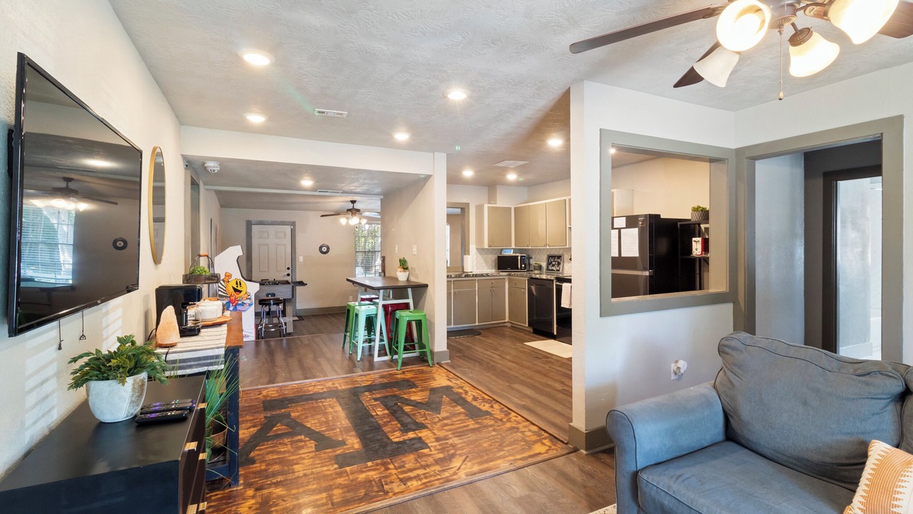 Photo of Livingroom in College Hills Estates