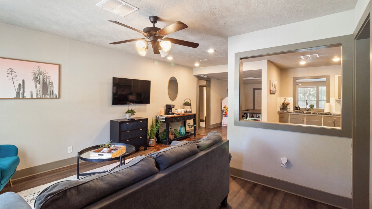 Photo of Livingroom in College Hills Estates