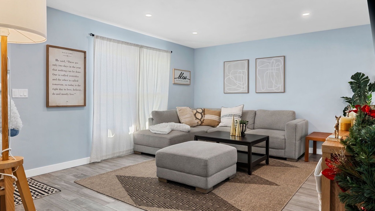 Photo of Livingroom in Midway City