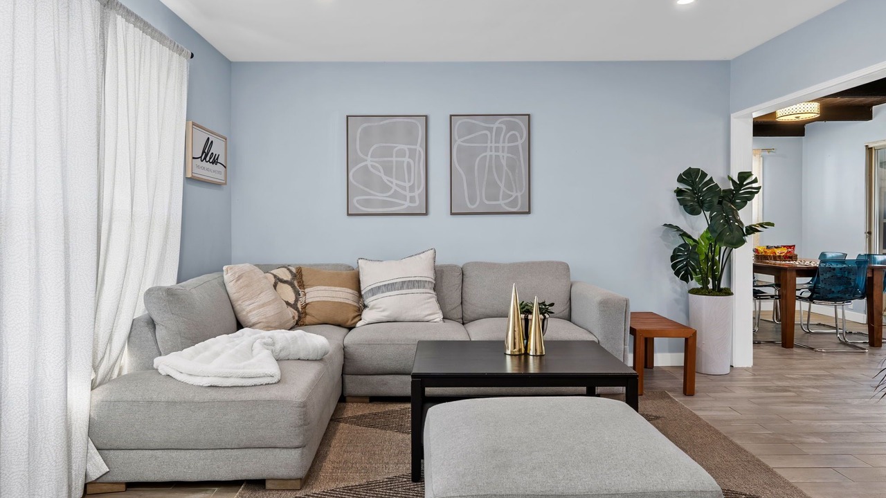 Photo of Livingroom in Midway City