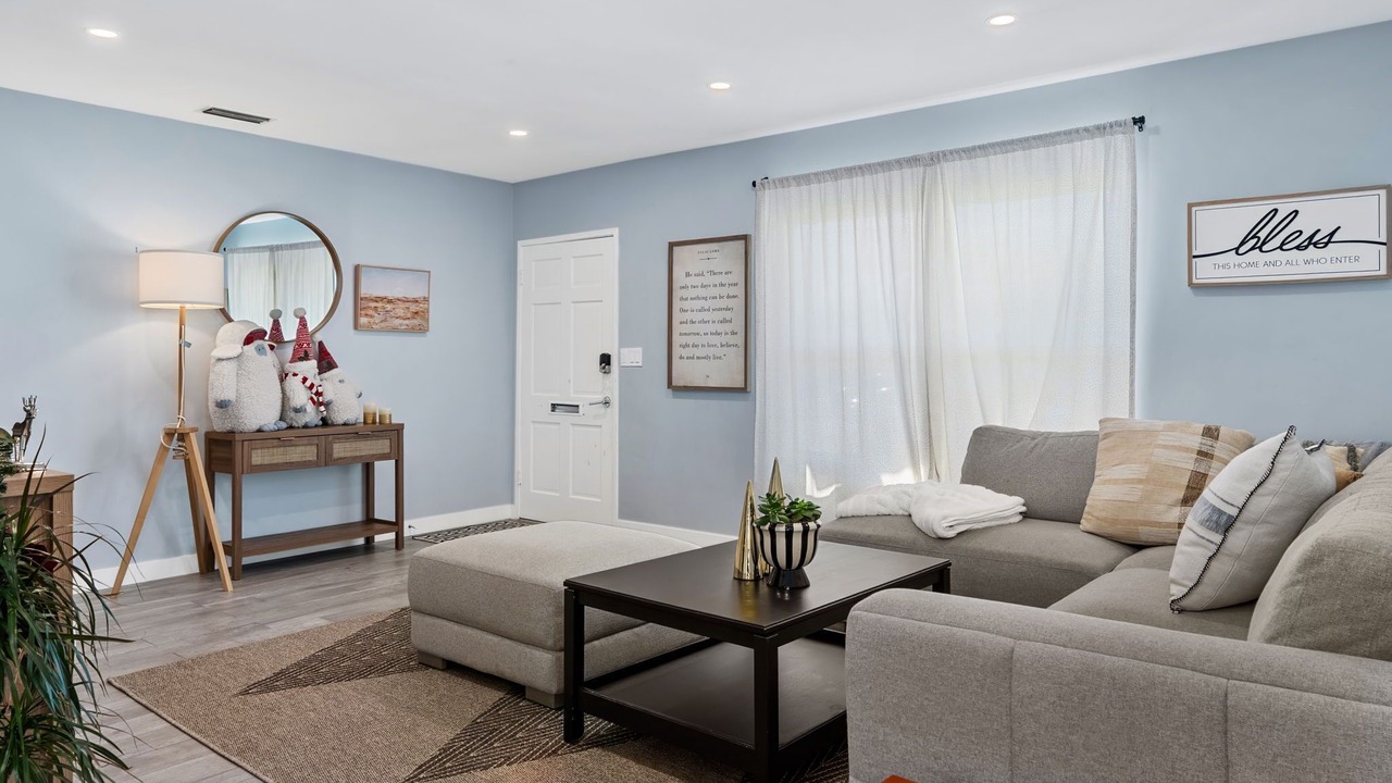 Photo of Livingroom in Midway City