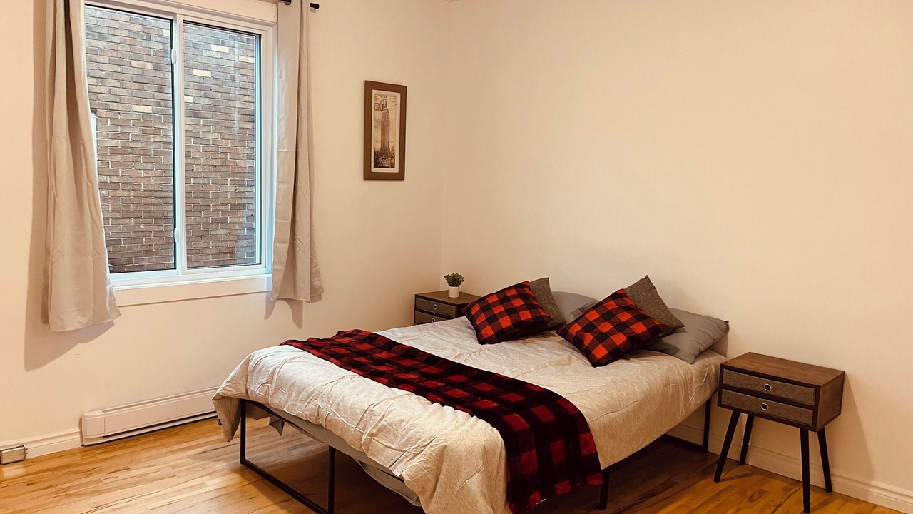 Photo of Bedroom in Cote-Des-Neiges—Notre-Dame-De-Grace