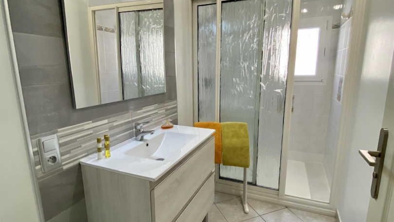 Photo of Bathroom in Roquefort-des-Corbieres