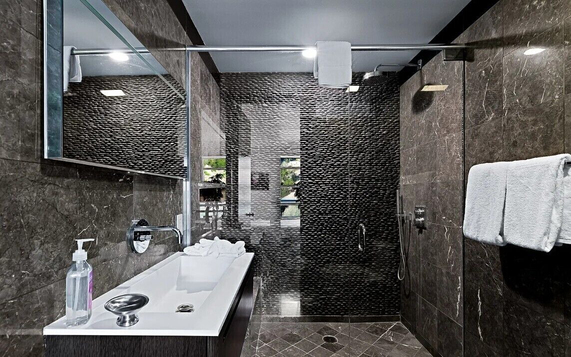 Photo of Bathroom in Hollywood Dell