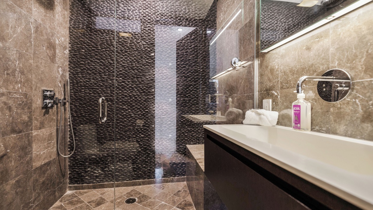 Photo of Bathroom in Hollywood Dell