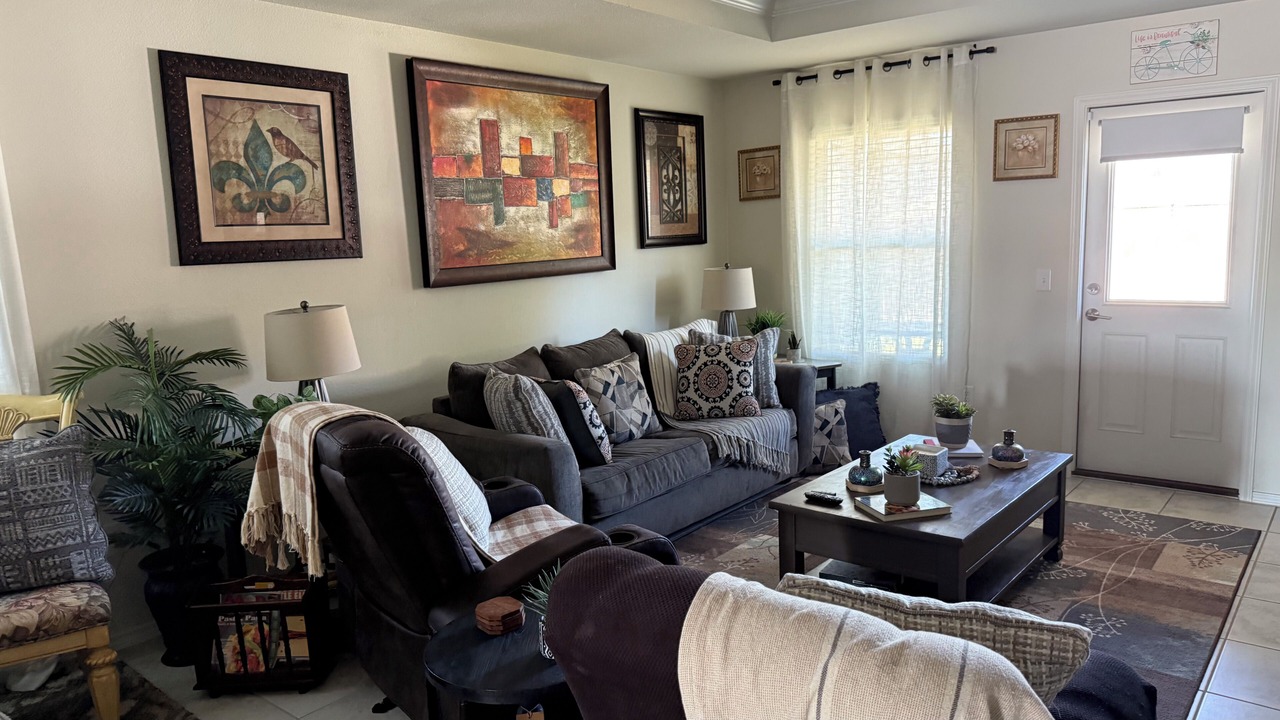 Photo of Livingroom in Aubrey