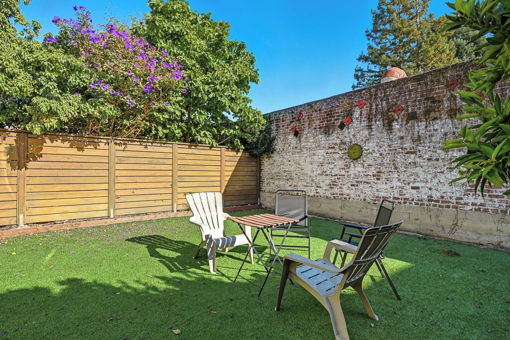 Photo of Patio Balcony in Upper Telegraph