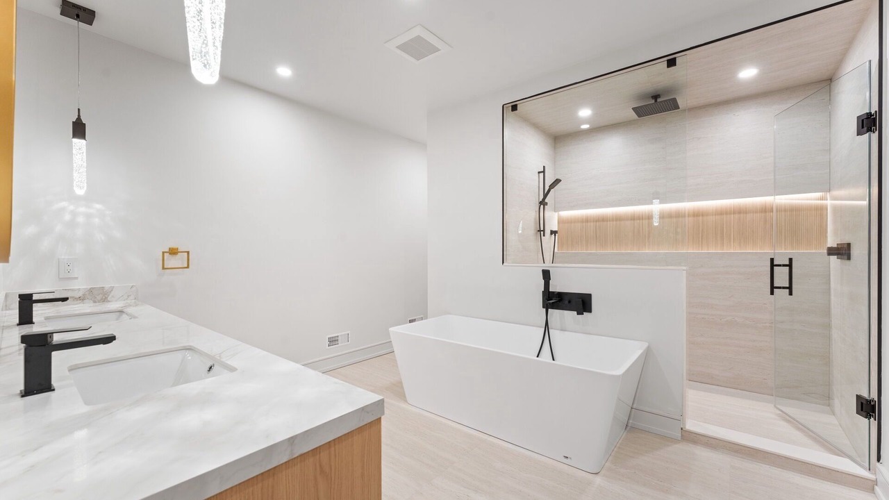Photo of Bathroom in Lakeview