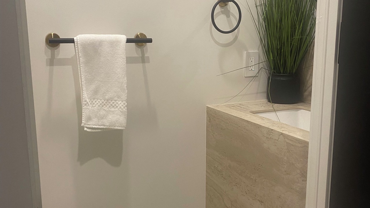 Photo of Bathroom in Lakeview