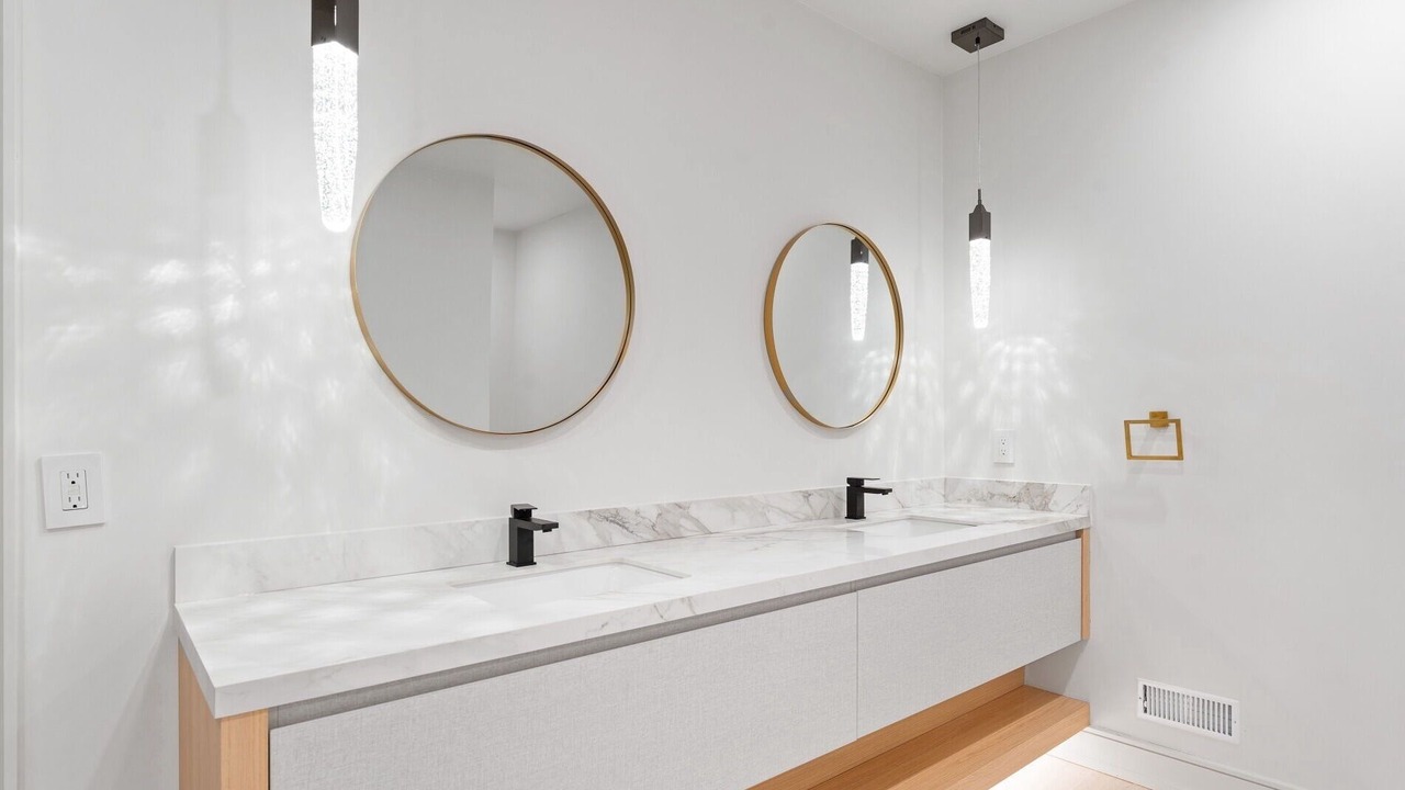 Photo of Bathroom in Lakeview