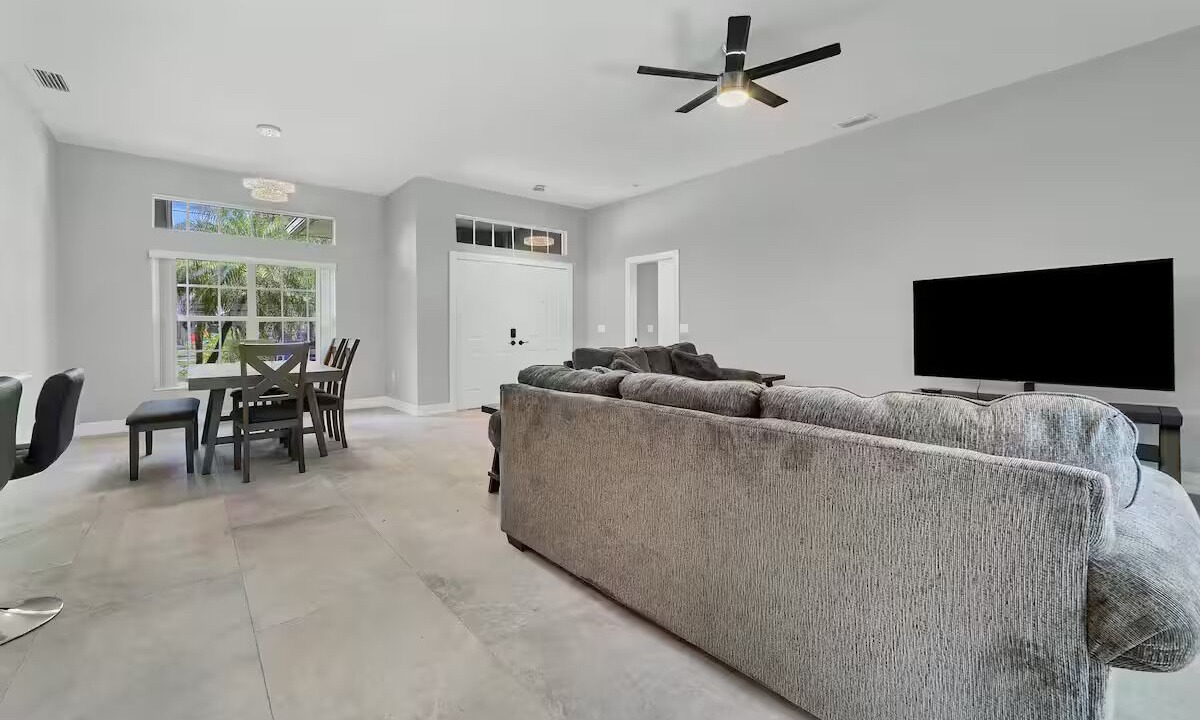 Photo of Livingroom in Lake Sarasota