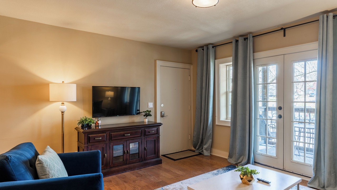 Photo of Livingroom in West Plaza