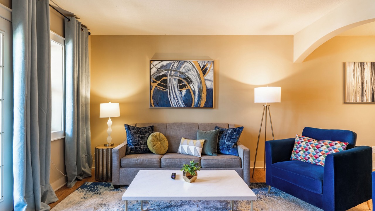 Photo of Livingroom in West Plaza