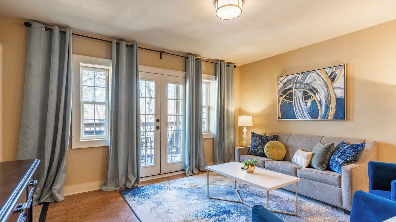 Photo of Livingroom in West Plaza