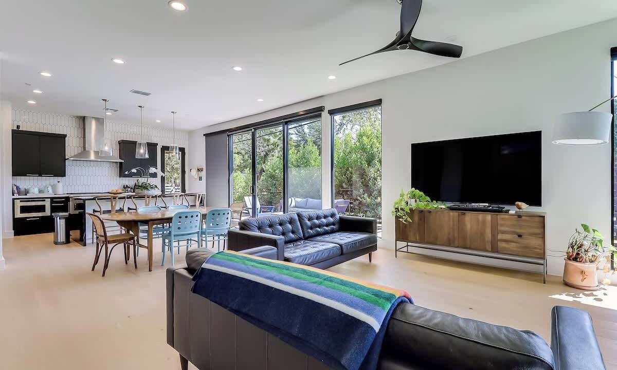 Photo of Livingroom in South River City