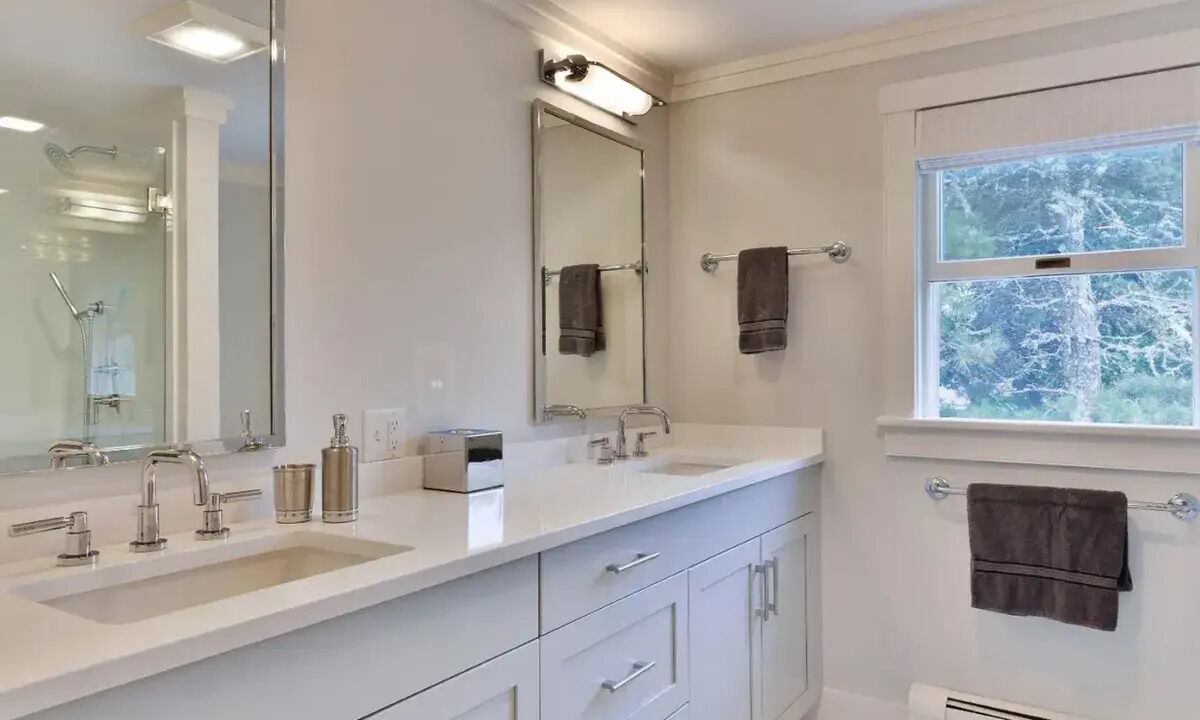 Photo of Bathroom in Surfside