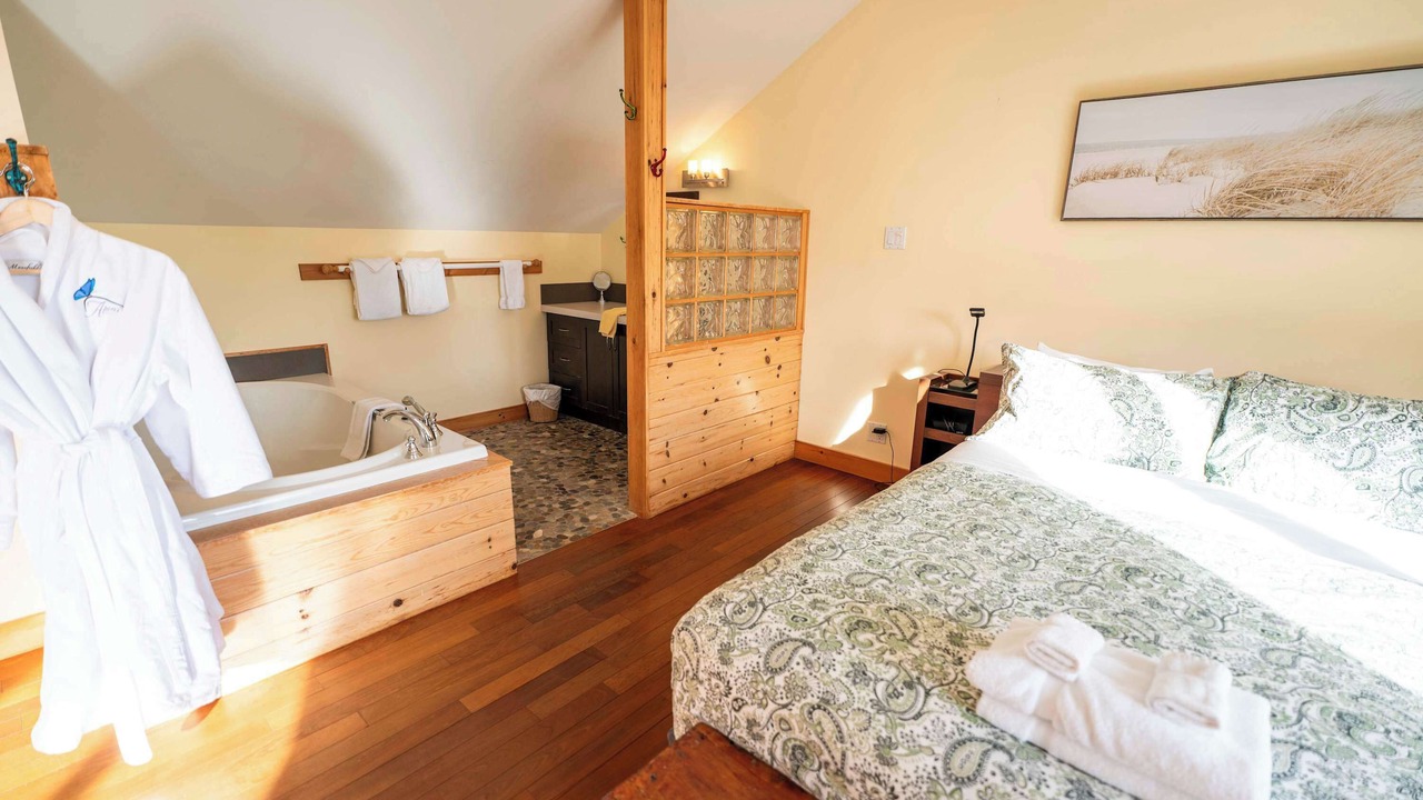 Photo of Bedroom in Petite-Riviere-Saint-Francois