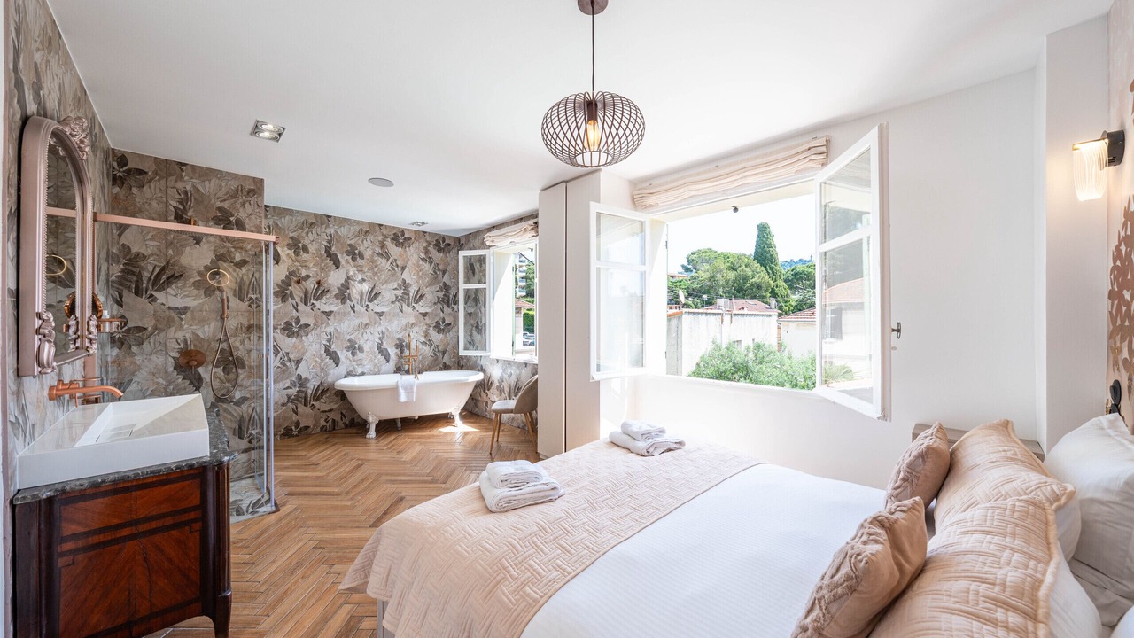 Photo of Bedroom in Prado - Republique